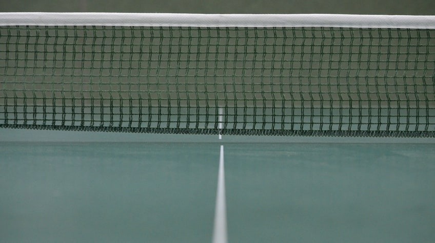 Ein Netz ist eines der grundlegenden Utensilien, die man zum Tischtennisspielen benötigt.