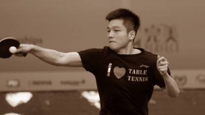 Fan Zhendong spielt bei den Weltmeisterschaften im Tischtennis-Mannschaftswettbewerb 2016