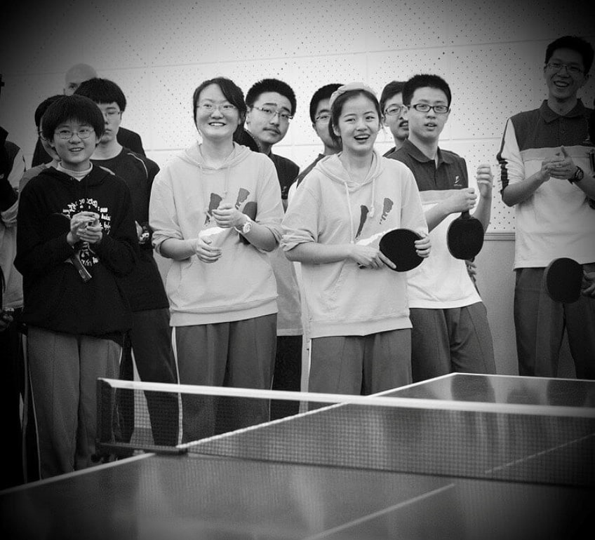 Chinesische Kinder genießen Tischtennistraining