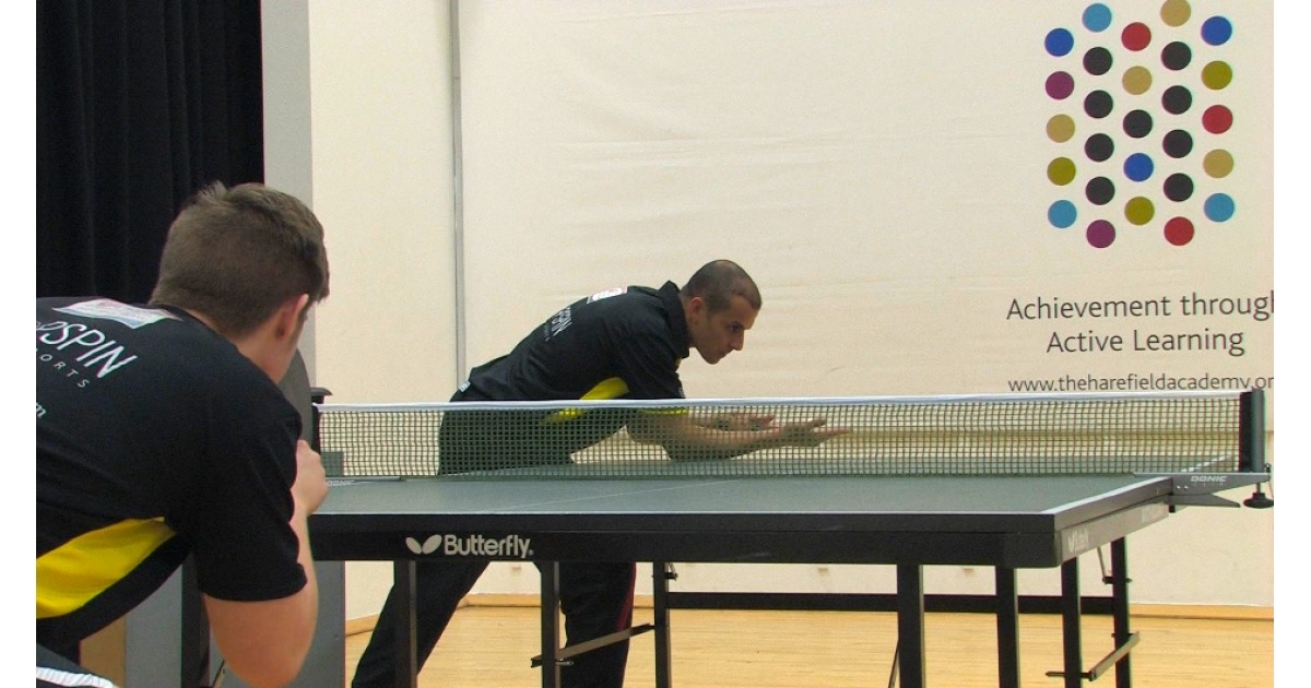 Wie man einen Jab- oder Punch-Aufschlag im Tischtennis ausführt