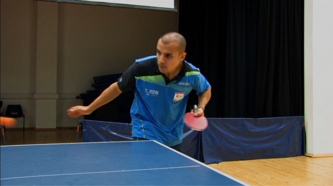 Wie man einen Rückwärtsspin-Aufschlag von den besten Tischtennistischen ausführt