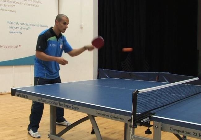 Eli Baraty zeigt, wie man den Vorhand-Topspin im Tischtennis meistert