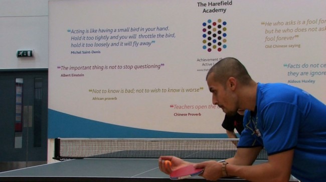 Pendelschlag im Tischtennis Wie man einen Pendelaufschlag im Tischtennis ausführt von Eli Baraty Pingpong-Trainingstipp