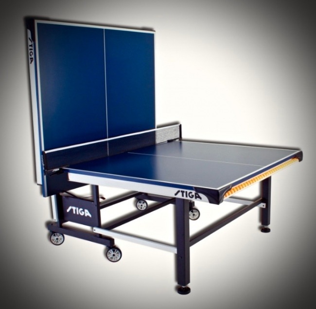 Stiga STS 520 Indoor-Tischtennistisch zusammengeklappt im Playback-Modus