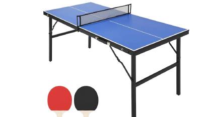 Tragbarer blauer Tischtennissatz mit Schlägern und Bällen
