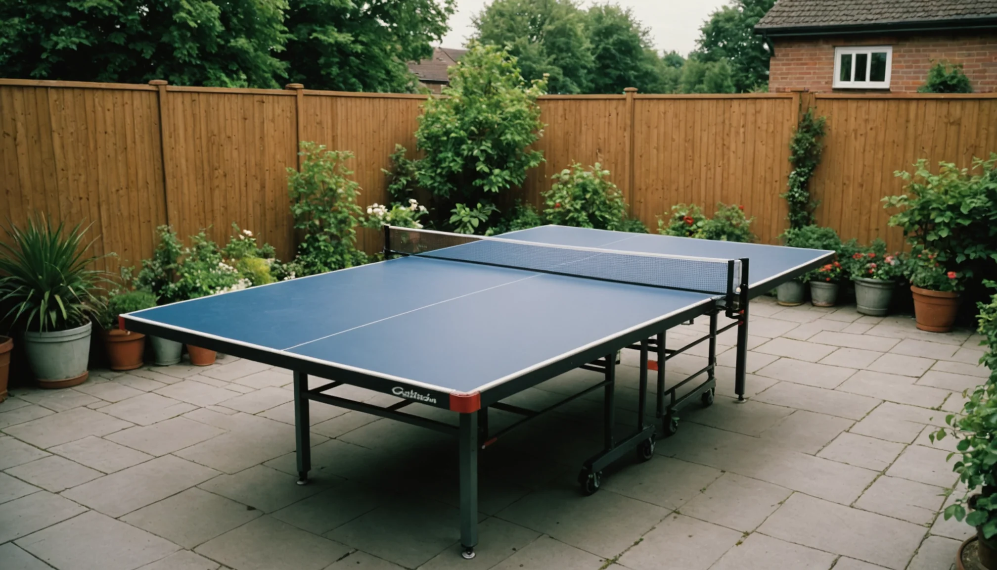 Wetterfeste Outdoor-Tischtennisplatte Ein wetterfestes Außentisch auf einer Terrasse