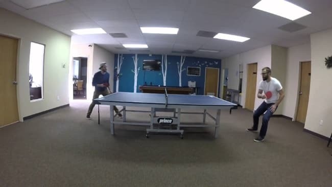 Ein wettbewerbsorientiertes Arbeitsumfeld mit Tischtennis Fördern Sie eine wettbewerbsorientierte Umgebung bei der Arbeit mit Tischtennis